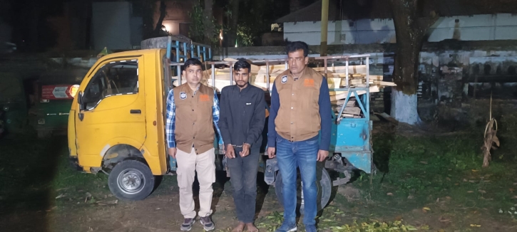 নওগাঁয় লাকড়ি বোঝায় পিকআপে মিলল ৪২ কেজি গাঁজা